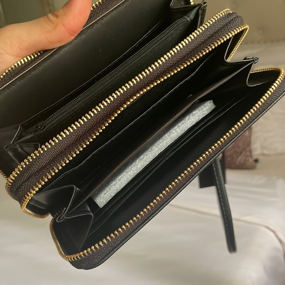 Rebecca & Rifka multifunctional double zip wallet with detachable wrist strap - Picture 4 of 6